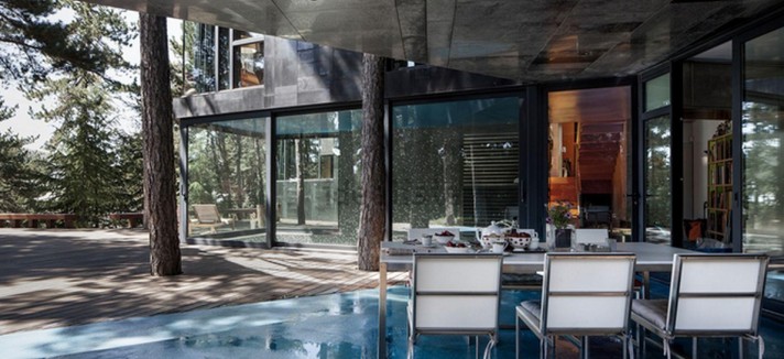 La piscina interna della casa