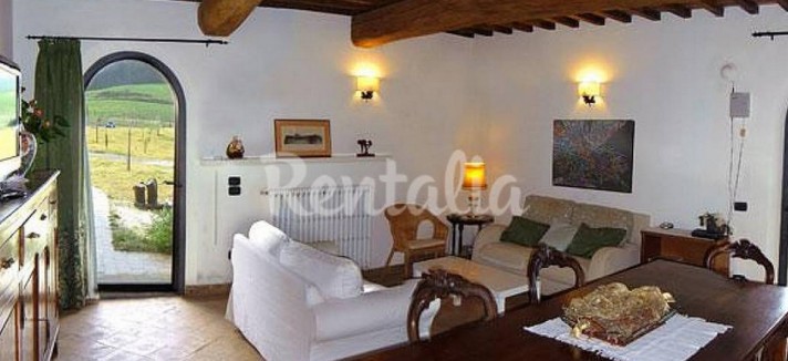 Il salone del casale nella campagna Toscana