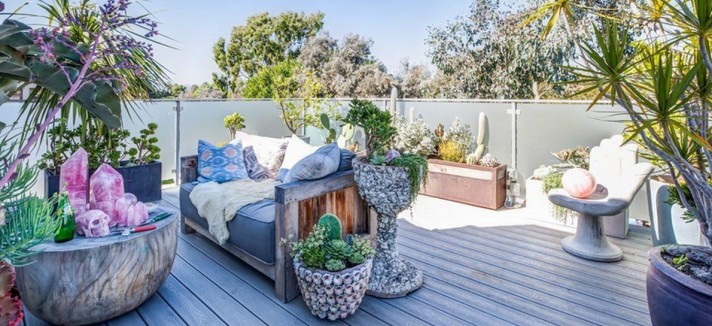 La grande terrazza della casa in California