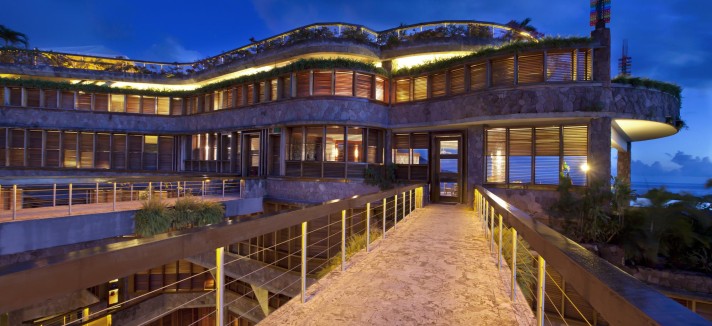 Il resort di lusso ai Caraibi illuminato di notte