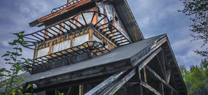 La casa sviluppatasi in altezza negli anni