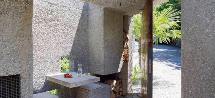 Interni della casa realizzata in un vecchio bunker