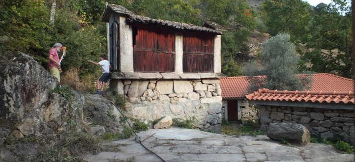 Una delle case del villaggio ecologico