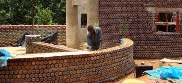 Casa costruita con materiali riciclati 