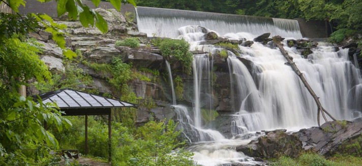 Cascata al lato della casa