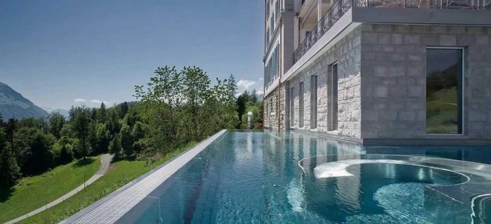 Hotel di lusso con piscina in Svizzera
