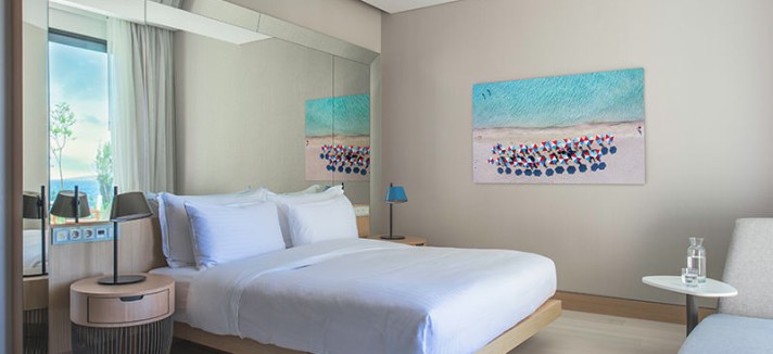 room-gallery-main-luux-king-patio-02-1