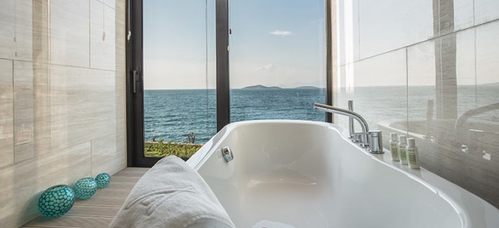 room-gallery-main-luux-suite-pool-01