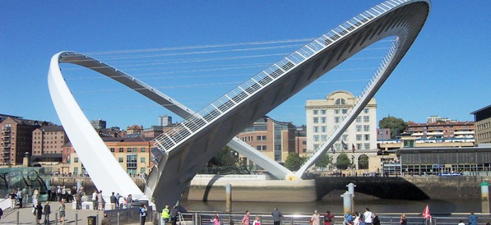 gateshead_millennium_bridge_in_newcastle-england