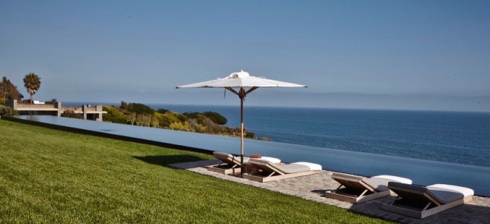 Una piscina con vista panoramica