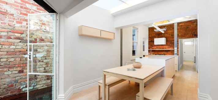 Una sala da pranzo nordica con tavoli