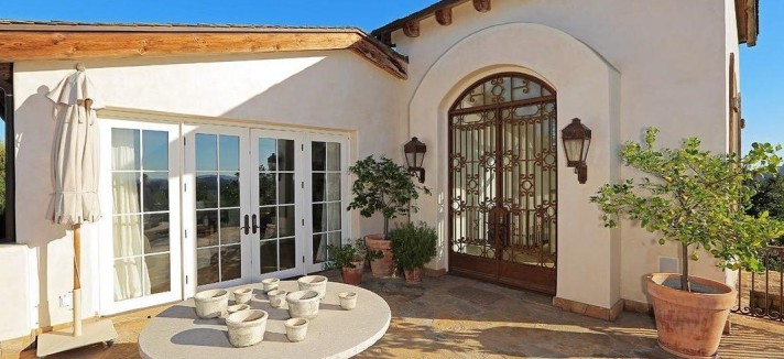 La casa lascia spazio a un'ampia terrazza