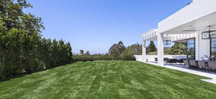 Un giardino con un campo da futbol