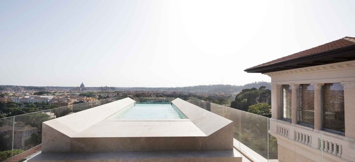 Un particolora dalla piscina