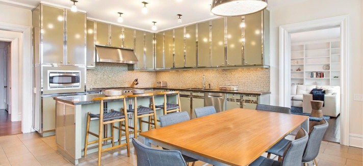 Una cucina completamente equipaggiata