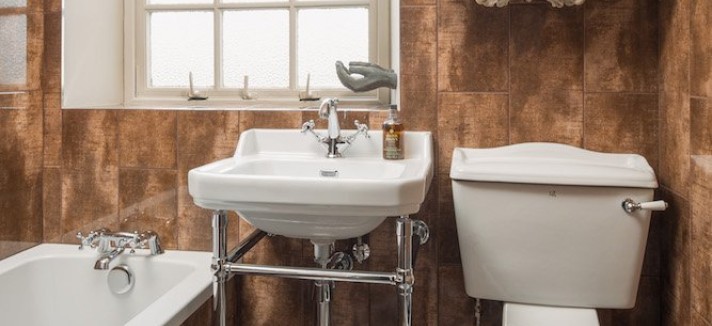 Un bagno decorato con attenzione