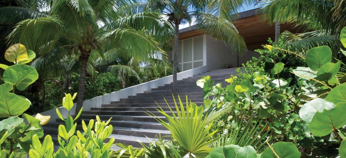 Il verde tropicale circonda questa casa di un solo piano