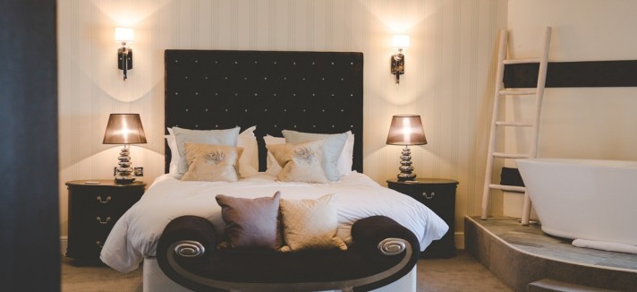 Una stanza da letto con vasca da bagno