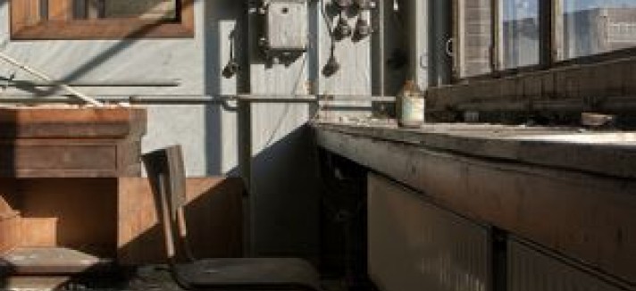 una_silla_abandonada_mirando_la_ventana