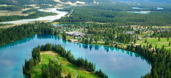 L'hotel si trova tra un lago e le montagne
