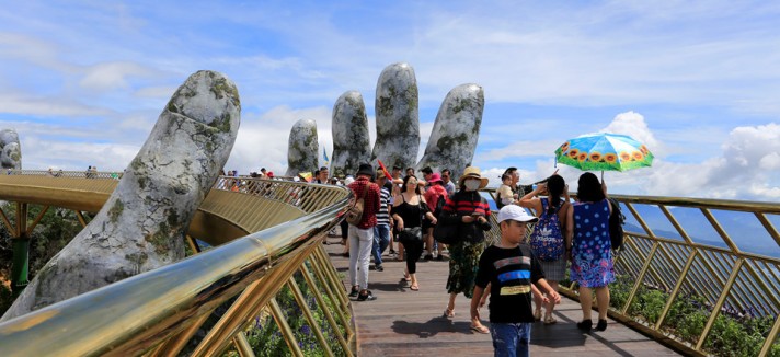 Il ponte è situato nelle montagne sopra Da Nang