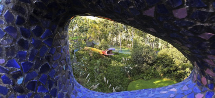 Edificio immerso nella natura