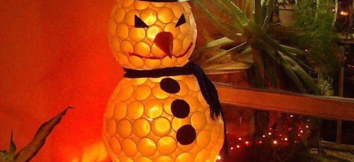 Fatto con bicchieri di plastica