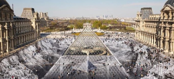 Celebra i 30 della piramide del Louvre