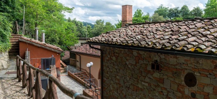 Un borgo toscano in vendita su idealista