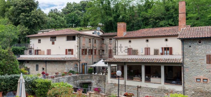 Un borgo toscano in vendita su idealista