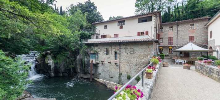 Un borgo toscano in vendita su idealista