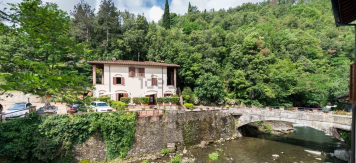 Un borgo toscano in vendita su idealista