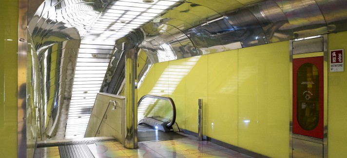 La stazione Università è stata realizzata dall'architetto Karim Rashid
