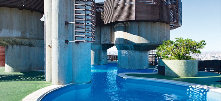 Piscina nell'edificio di Torres Blancas