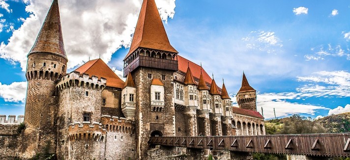 E' conosciuto anche come il castello di Hunyad