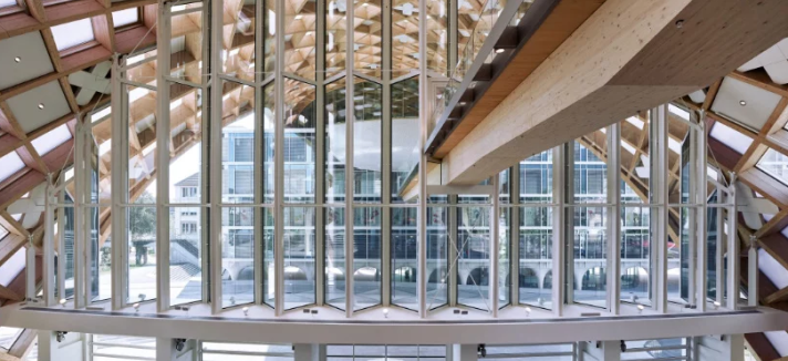 La Hall ha delle grandi vetrate