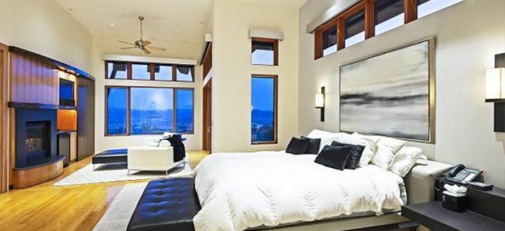 Un'ampia camera da letto