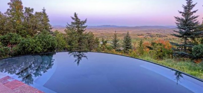 La piscina con vista sul paesaggio circostante