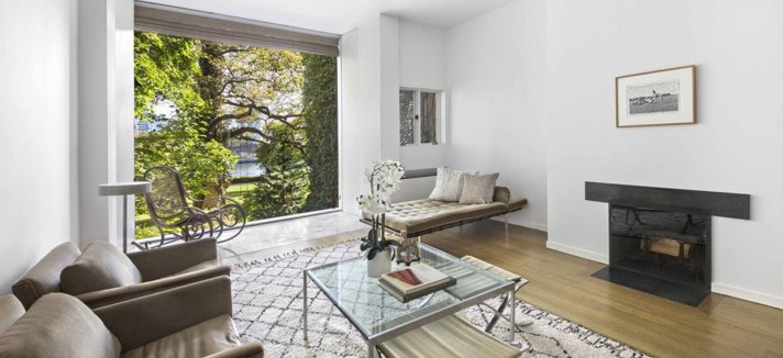 Una vista al giardino e al fiume