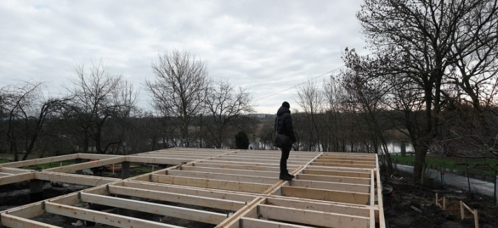 La struttura è di legno chiaro