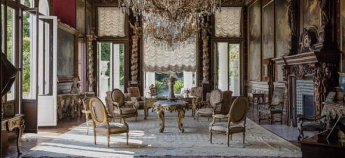 Le decorazioni la fanno sembrare un palazzo
