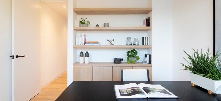 Legno e colore nero protagonisti dell'arredamento
