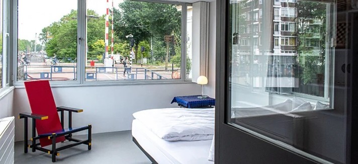 sweets-hotel-amsterdam-bridge-2