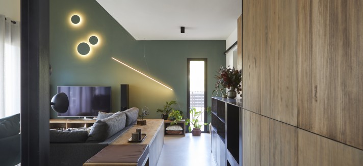 La parete verde unita al legno e al colore nero