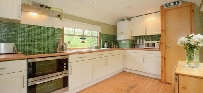 1704carriagehousecarrkitch2