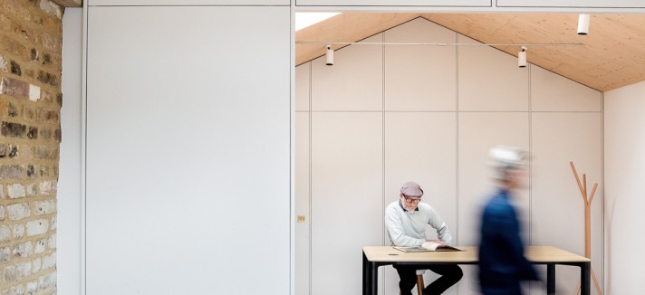 Il bianco e il legno sono protagonisti dell'arredamento