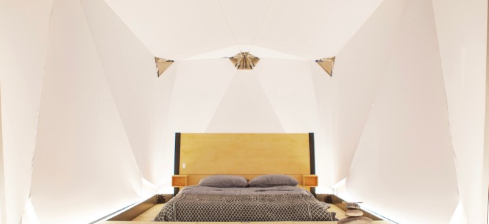 Letto, tavoli pieghevoli, sedie e scrivania