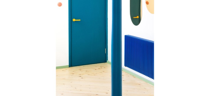 L'azzurro della porta e dei termosifoni