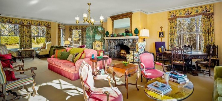 salon-con-chimenea-casa-john-travolta-realtor