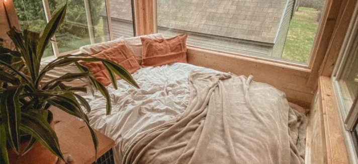 Un letto circondato da finestre